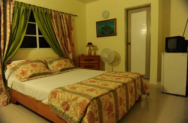 Hotel Taino Frontera Jimani habitacion grande cama